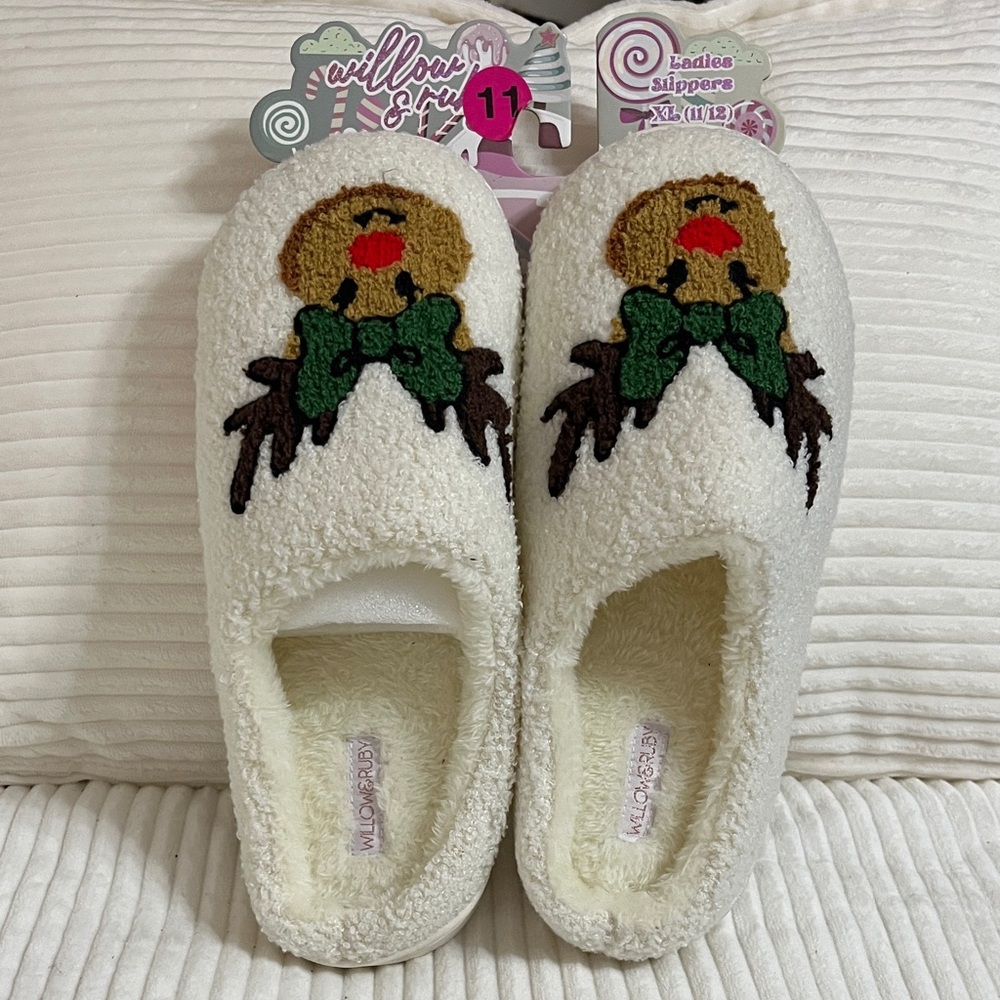 NWT Festive Reindeer White Ladies Slippers